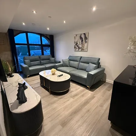 Luxury No'14 Bradford (West Yorkshire)