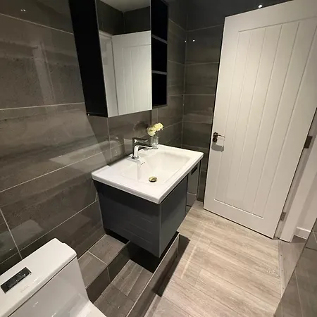 Luxury No'14 Bradford (West Yorkshire)